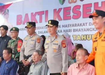 Simulasi berskala besar ini dipimpin langsung oleh Kapolda Sumsel, Irjen Pol Dr. Sandi Nugroho, S.I.K., S.H., M.Hum., dengan melibatkan ratusan personel gabungan dari unsur TNI, Polri, Badan Penanggulangan Bencana Daerah (BPBD), Manggala Agni, serta partisipasi elemen masyarakat.