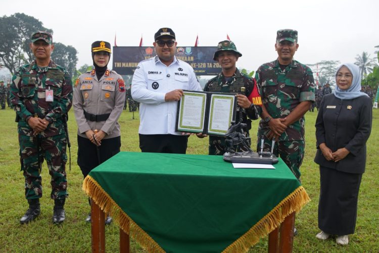 prosesi pemukulan gong yang menjadi tanda dimulainya program TNI Manunggal Membangun Desa (TMMD) Reguler ke-128, Rabu (22/4/2026).
