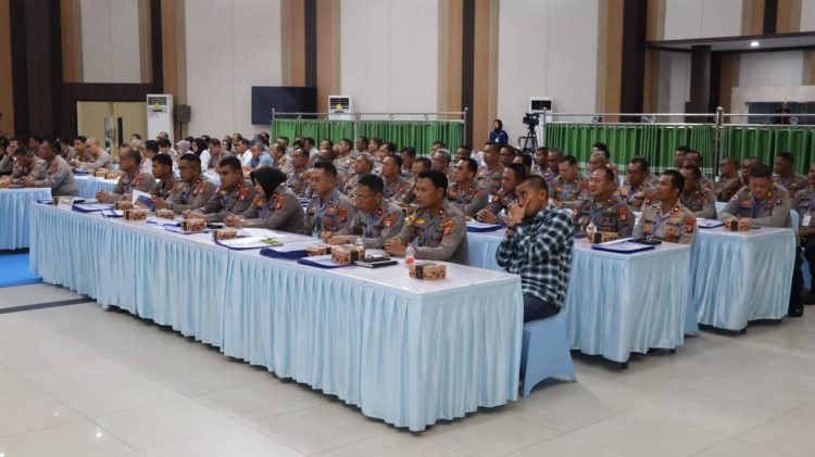 Wakapolres Kotawaringin Timur (Kotim), Kompol Christian Maruli Tua Siregar, S.I.K., M.M., memimpin delegasi Polres Kotim dalam rangkaian agenda penting di Mapolda Kalteng. Kegiatan diawali dengan Taklimat Akhir yang dibuka langsung oleh Kapolda Kalteng pada Rabu Pagi (22/4/2026).