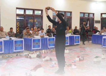 Personel Satuan Brimob Polda Kalimantan Tengah mengikuti kegiatan Tactical Floor Game (TFG) simulasi pengamanan unjuk rasa yang dilaksanakan di Aula Mako Ditsamapta Polda Kalteng, pada Rabu (22/4/2026).