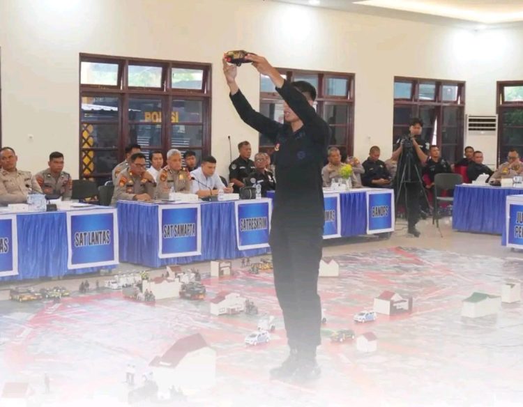 Personel Satuan Brimob Polda Kalimantan Tengah mengikuti kegiatan Tactical Floor Game (TFG) simulasi pengamanan unjuk rasa yang dilaksanakan di Aula Mako Ditsamapta Polda Kalteng, pada Rabu (22/4/2026).