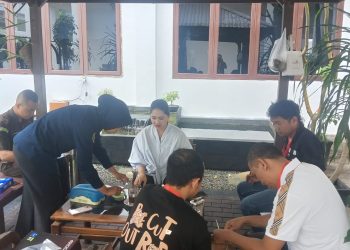 Unit III Reskrim Polsek Pahandut melaksanakan penyerahan tanggung jawab tersangka dan barang bukti kepada Jaksa Penuntut Umum (JPU) di Kantor Kejaksaan Negeri Palangka Raya.