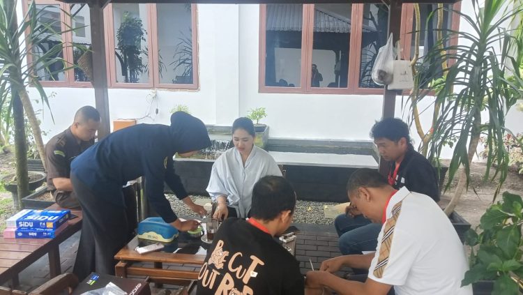 Unit III Reskrim Polsek Pahandut melaksanakan penyerahan tanggung jawab tersangka dan barang bukti kepada Jaksa Penuntut Umum (JPU) di Kantor Kejaksaan Negeri Palangka Raya.