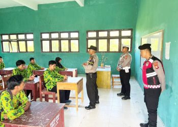 Personel Pamapta III Polres Seruyan bersama piket Satuan Fungsi melaksanakan kegiatan “Pamapta Menyapa Remaja” dalam rangka pembinaan remaja dan wanita (Binredawan) sebagai upaya pembinaan ketertiban masyarakat (Bintibmas) di SMA Asseruyaniyyah, Jalan S. Parman, Desa Persil Raya, Kecamatan Seruyan Hilir, Kabupaten Seruyan, pada Kamis (23/4) mulai pukul 10.30 WIB hingga selesai.