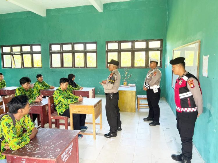 Personel Pamapta III Polres Seruyan bersama piket Satuan Fungsi melaksanakan kegiatan “Pamapta Menyapa Remaja” dalam rangka pembinaan remaja dan wanita (Binredawan) sebagai upaya pembinaan ketertiban masyarakat (Bintibmas) di SMA Asseruyaniyyah, Jalan S. Parman, Desa Persil Raya, Kecamatan Seruyan Hilir, Kabupaten Seruyan, pada Kamis (23/4) mulai pukul 10.30 WIB hingga selesai.