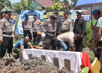Upacara pemakaman ini dimulai dari pemberangkatan jenazah dari rumah duka di Jalan Kenan Sandan dengan Irup Kapolres Kotim AKBP Resky Maulana Zulkarnain, S.H. S.l.K.,M.H. yang diwakili oleh Kabaglog Kompol. Alexander Sarwono, kemudian dibawa ke TPU Muslimin Jl.Kenan Sandan Rt40 Baamang Tengah Sampit Kec. Baamang.
