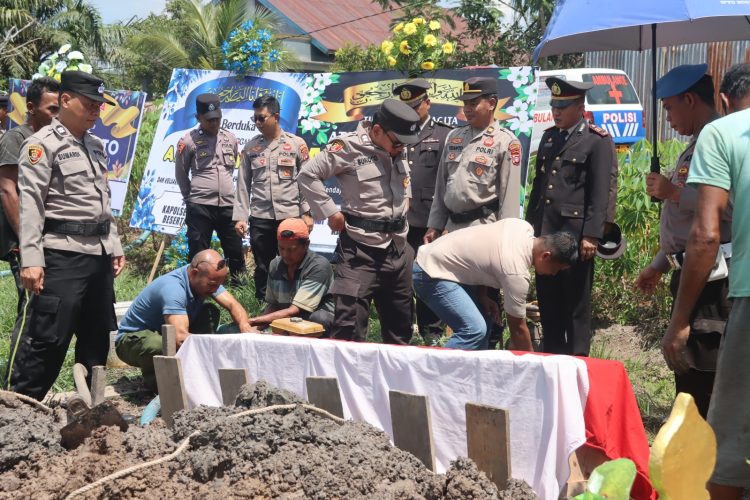Upacara pemakaman ini dimulai dari pemberangkatan jenazah dari rumah duka di Jalan Kenan Sandan dengan Irup Kapolres Kotim AKBP Resky Maulana Zulkarnain, S.H. S.l.K.,M.H. yang diwakili oleh Kabaglog Kompol. Alexander Sarwono, kemudian dibawa ke TPU Muslimin Jl.Kenan Sandan Rt40 Baamang Tengah Sampit Kec. Baamang.