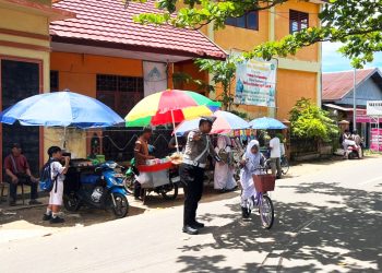Personel Pamapta III Polres Seruyan bersama Piket Sat Lantas dan Piket Sat Samapta melaksanakan kegiatan pengaturan lalu lintas serta membantu menyeberangkan siswa saat jam pulang sekolah di SDN 1 Kuala Pembuang 1, Jalan M.T. Haryono, Kuala Pembuang, Kecamatan Seruyan Hilir, Kabupaten Seruyan, pada Kamis (23/4) mulai pukul 11.30 WIB hingga selesai.