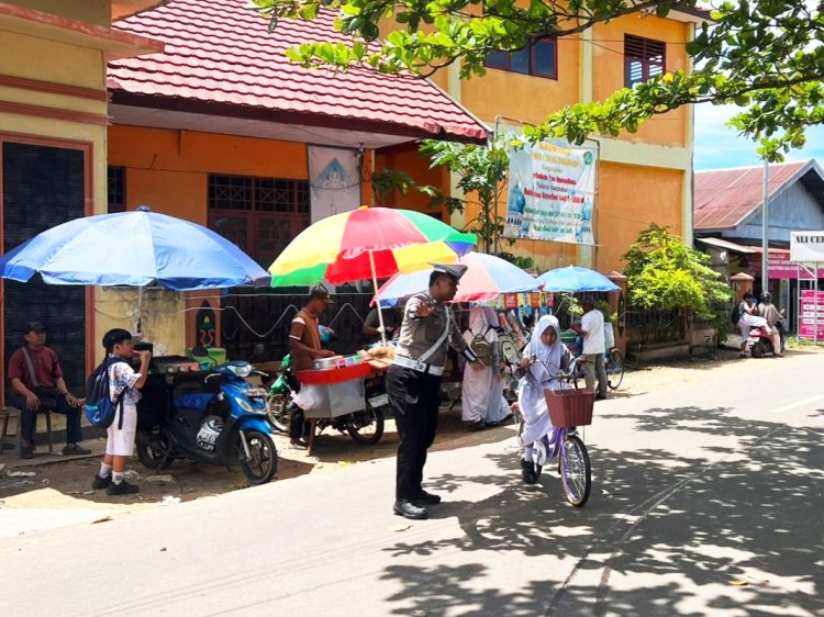 Personel Pamapta III Polres Seruyan bersama Piket Sat Lantas dan Piket Sat Samapta melaksanakan kegiatan pengaturan lalu lintas serta membantu menyeberangkan siswa saat jam pulang sekolah di SDN 1 Kuala Pembuang 1, Jalan M.T. Haryono, Kuala Pembuang, Kecamatan Seruyan Hilir, Kabupaten Seruyan, pada Kamis (23/4) mulai pukul 11.30 WIB hingga selesai.