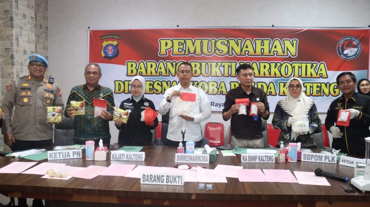 Direktorat Reserse Narkoba Polda Kalimantan Tengah memusnahkan barang bukti narkotika hasil pengungkapan 13 kasus dengan total 21 tersangka di sejumlah wilayah di Kalteng.
