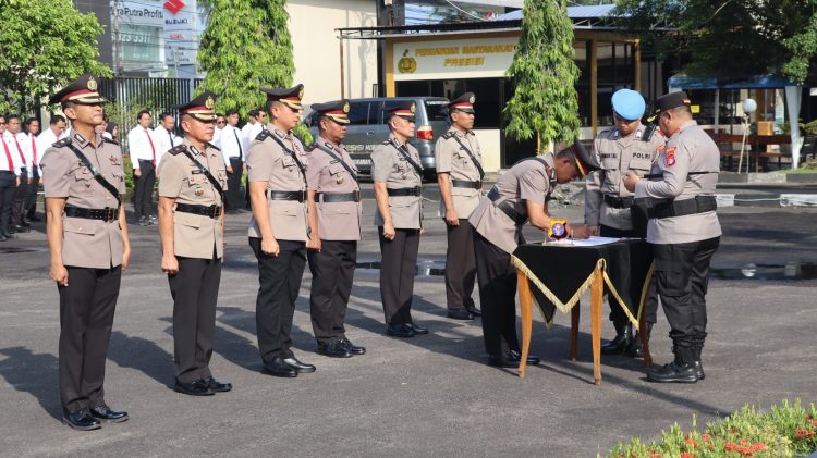 Upacara serah terima jabatan (Sertijab) dan pelantikan pejabat di lingkungan Polresta Palangka Raya digelar di Lapangan Apel Mapolresta Palangka Raya, Jumat (24/4/2026) pukul 07.00 WIB