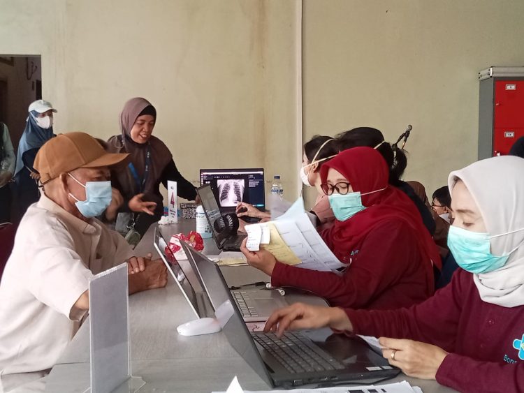 Kedua desa ini menggelar layanan kesehatan gratis terpadu yang dipusatkan di Aula Kantor Desa Bojongnangka. Jumat, 24/04/2026.