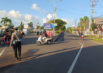 Satlantas Polres Seruyan melaksanakan apel pagi yang dilanjutkan dengan kegiatan pengaturan arus lalu lintas (Gatur Pagi) pada Jumat (24/4/2026) mulai pukul 06.00 WIB di sejumlah titik rawan kepadatan di Kuala Pembuang.