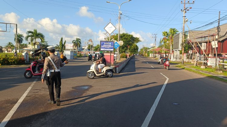 Satlantas Polres Seruyan melaksanakan apel pagi yang dilanjutkan dengan kegiatan pengaturan arus lalu lintas (Gatur Pagi) pada Jumat (24/4/2026) mulai pukul 06.00 WIB di sejumlah titik rawan kepadatan di Kuala Pembuang.