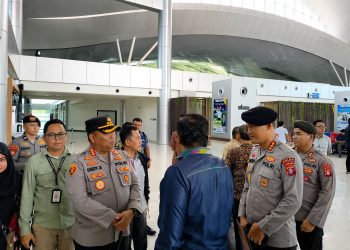 personel Satuan Pengamanan Objek Vital (Satpamobvit) Polresta Palangka Raya melaksanakan patroli jalan kaki di area Bandara Tjilik Riwut.