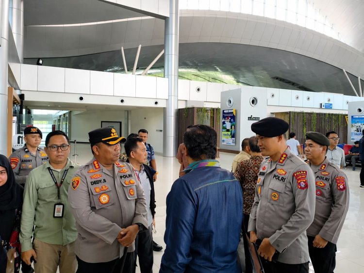 personel Satuan Pengamanan Objek Vital (Satpamobvit) Polresta Palangka Raya melaksanakan patroli jalan kaki di area Bandara Tjilik Riwut.