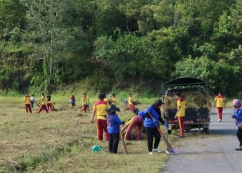 Personel Polres Lamandau bersama jajaran Pemerintah Kabupaten Lamandau melaksanakan kegiatan Jumat Bersih dalam Gerakan ASRI (Aman, Sehat, Rapi, dan Indah) di kawasan Stadion Bola Hinang Golloa Nanga Bulik, Jumat pagi (24/4/2026).