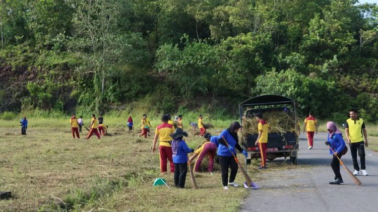 Personel Polres Lamandau bersama jajaran Pemerintah Kabupaten Lamandau melaksanakan kegiatan Jumat Bersih dalam Gerakan ASRI (Aman, Sehat, Rapi, dan Indah) di kawasan Stadion Bola Hinang Golloa Nanga Bulik, Jumat pagi (24/4/2026).