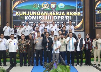 Dalam kunker kali ini, Tim Komisi III DPR RI dipimpin oleh Irjen Pol (purn) Dr. Drs. Rikwanto, S.H., M.Hum. selaku Ketua Tim Komisi III DPR RI bersama 27 anggota Komisi III lainnya, berkesempatan menggelar rapat bersama jajaran Polda Kalteng, Kajari, serta BNNP, di Gedung Graha Bhayangkara, Mapolda setempat, Jumat (24/4/2026) malam.