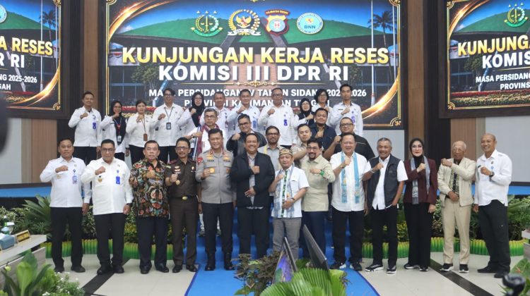 Dalam kunker kali ini, Tim Komisi III DPR RI dipimpin oleh Irjen Pol (purn) Dr. Drs. Rikwanto, S.H., M.Hum. selaku Ketua Tim Komisi III DPR RI bersama 27 anggota Komisi III lainnya, berkesempatan menggelar rapat bersama jajaran Polda Kalteng, Kajari, serta BNNP, di Gedung Graha Bhayangkara, Mapolda setempat, Jumat (24/4/2026) malam.