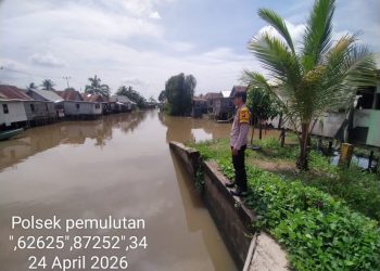 jajaran Polsek Pemulutan melaksanakan kegiatan pemantauan arus sungai dan pengecekan ketinggian debit air di wilayah hukumnya, Jumat (24/4/2026) sore.