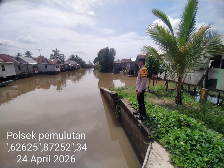 jajaran Polsek Pemulutan melaksanakan kegiatan pemantauan arus sungai dan pengecekan ketinggian debit air di wilayah hukumnya, Jumat (24/4/2026) sore.