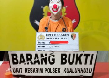 seorang pria HK inisial (28 ) tahun pelaku terduga pengedar narkoba yang sedang santai menimbang sabu pada hari Jumat, (24/04/2026) sekira pukul 21.50.WIB di lingkungan XII Kelurahan Aek Kanopan Timur Kecamatan Kualuh Hulu Kabupaten Labuhanbatu Utara, Sumut.