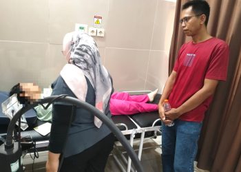 personel Satuan Tahanan dan Barang Bukti (Sattahti) Polresta Palangka Raya melaksanakan pemeriksaan medis terhadap seorang tahanan yang mengalami gangguan kesehatan.