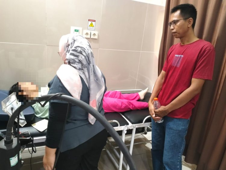 personel Satuan Tahanan dan Barang Bukti (Sattahti) Polresta Palangka Raya melaksanakan pemeriksaan medis terhadap seorang tahanan yang mengalami gangguan kesehatan.
