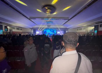personel Polresta Palangka Raya melaksanakan pengamanan konser dan ibadah perayaan Paskah dalam rangka Palangka Raya Student Fest 2026yang digelar di Aula Palangka UPR, Jalan Hendrik Timang.