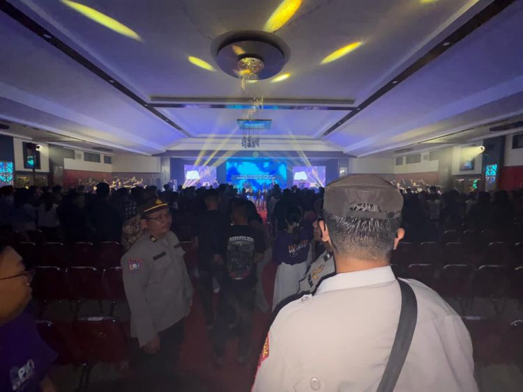 personel Polresta Palangka Raya melaksanakan pengamanan konser dan ibadah perayaan Paskah dalam rangka Palangka Raya Student Fest 2026yang digelar di Aula Palangka UPR, Jalan Hendrik Timang.