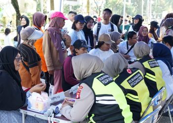 Melalui layanan kesehatan gratis yang diberikan, warga tampak antusias memanfaatkan kesempatan untuk memeriksakan kondisi kesehatannya secara langsung, Minggu (26/4/2026) pagi.