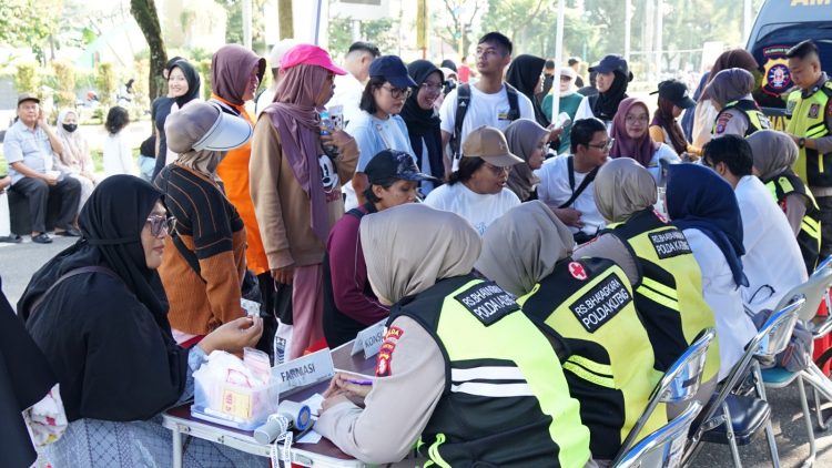 Melalui layanan kesehatan gratis yang diberikan, warga tampak antusias memanfaatkan kesempatan untuk memeriksakan kondisi kesehatannya secara langsung, Minggu (26/4/2026) pagi.