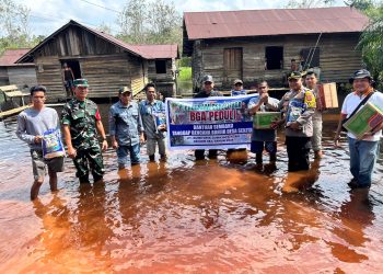Polsek Cempaga Hulu Polres Kotim bersama Forkopimcam Cempaga Hulu Memberikan Bantuan CSR dari PT. BGA Grup kepada Korban Banjir Desa Sei. Ubar Mandiri Kec. Cempaga Hulu Kab Kotim. Sabtu siang (25/04/26).