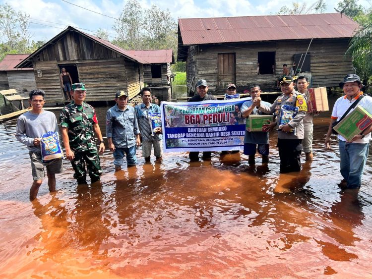 Polsek Cempaga Hulu Polres Kotim bersama Forkopimcam Cempaga Hulu Memberikan Bantuan CSR dari PT. BGA Grup kepada Korban Banjir Desa Sei. Ubar Mandiri Kec. Cempaga Hulu Kab Kotim. Sabtu siang (25/04/26).