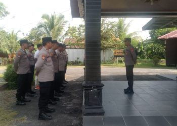 Kapolsek Rakumpit Polresta Palangka Raya memimpin apel sekaligus memberikan arahan kepada personel, termasuk menyambut anggota yang baru bergabung melalui mutasi.