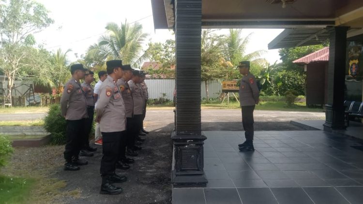 Kapolsek Rakumpit Polresta Palangka Raya memimpin apel sekaligus memberikan arahan kepada personel, termasuk menyambut anggota yang baru bergabung melalui mutasi.