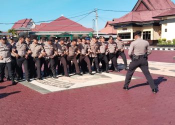 Satsamapta Polres Seruyan melaksanakan kegiatan pembinaan kekuatan personel melalui latihan peningkatan keterampilan dan kemampuan personel Dalmas, Selasa (28/4/2026) pagi di halaman Mako Polres Seruyan.