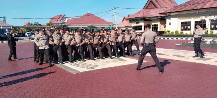 Satsamapta Polres Seruyan melaksanakan kegiatan pembinaan kekuatan personel melalui latihan peningkatan keterampilan dan kemampuan personel Dalmas, Selasa (28/4/2026) pagi di halaman Mako Polres Seruyan.