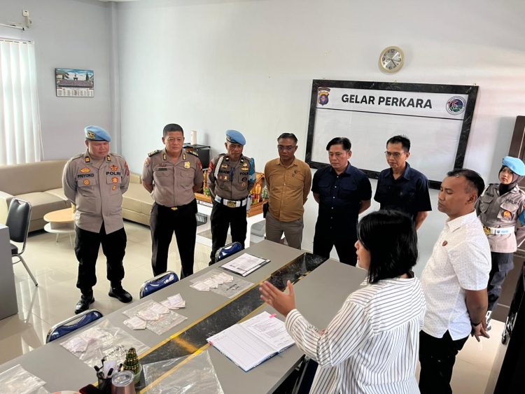 Polresta Palangka Raya melaksanakan kegiatan pengecekan urine terhadap personel Polsek Sebangau dan Pahandut, Rabu (28/4/2026). Kegiatan tersebut berlangsung di Ruang Satresnarkoba Polresta Palangka Raya mulai pukul 09.00 WIB.