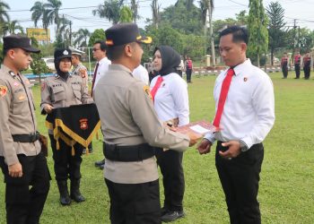 Polres Ogan Ilir menggelar upacara pemberian penghargaan kepada personel berprestasi, Selasa (28/4/2026) pukul 07.30 WIB di Lapangan Upacara Polres Ogan Ilir.