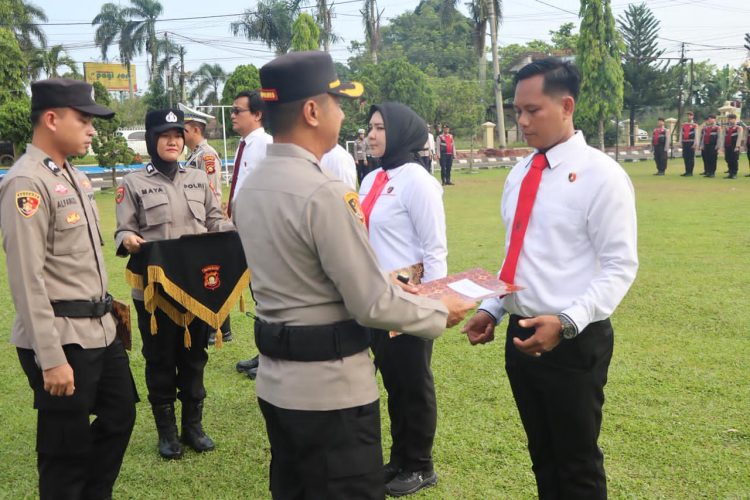 Polres Ogan Ilir menggelar upacara pemberian penghargaan kepada personel berprestasi, Selasa (28/4/2026) pukul 07.30 WIB di Lapangan Upacara Polres Ogan Ilir.