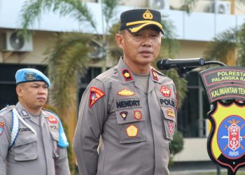 Kepala Bagian Operasional (Kabagops), Kompol Hendry, S.E. saat memimpin apel pagi perdananya di kesatuan Kepolisian Resor Kota (Polresta) Palangka Raya, Polda Kalteng.