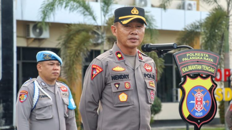 Kepala Bagian Operasional (Kabagops), Kompol Hendry, S.E. saat memimpin apel pagi perdananya di kesatuan Kepolisian Resor Kota (Polresta) Palangka Raya, Polda Kalteng.