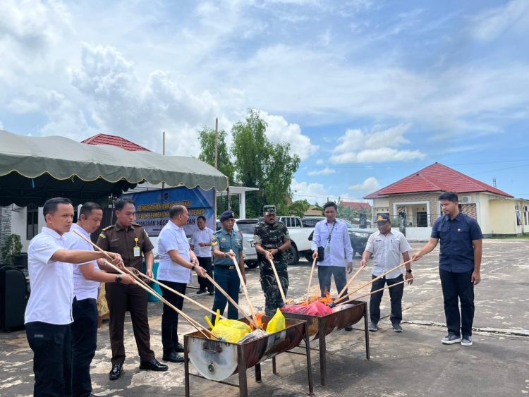 Bertempat di halaman Kantor Kejaksaan Negeri Seruyan, berbagai jenis barang bukti dari kasus-kasus besar sepanjang tahun 2025 resmi dimusnahkan pada Rabu pagi 29/04/2026.