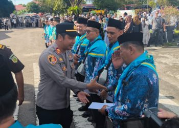 Kapolsek Pahandut AKP Iyudi Hertanto mewakili Kapolresta Palangka Raya menghadiri kegiatan pemberangkatan Calon Jemaah Haji Kloter 5 Tahun 2026 Kota Palangka Raya yang berlangsung di halaman Kantor Wali Kota Palangka Raya.