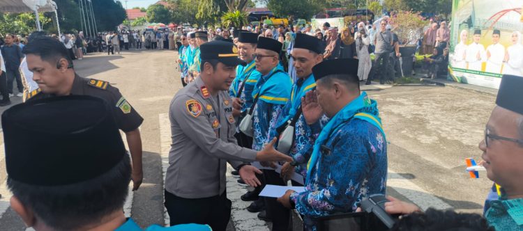 Kapolsek Pahandut AKP Iyudi Hertanto mewakili Kapolresta Palangka Raya menghadiri kegiatan pemberangkatan Calon Jemaah Haji Kloter 5 Tahun 2026 Kota Palangka Raya yang berlangsung di halaman Kantor Wali Kota Palangka Raya.