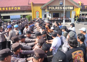 Kapolres Kotim AKBP Resky Maulana Zulkarnain S.H. S.l.K., M.H. memimpin langsung Kegiatan Evaluasi simulasi Pelayanan Unjuk Rasa damai Menjelang hari buruh Internasional (May Day) gabungan Polres Kotim dan Polsek Jajaran diikuti seluruh Pejabat Utama Polres Kotim, pada hari Rabu, siang (29/04/2026).