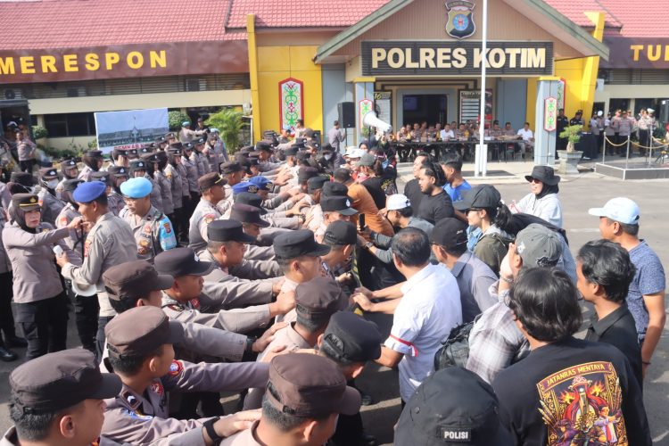 Kapolres Kotim AKBP Resky Maulana Zulkarnain S.H. S.l.K., M.H. memimpin langsung Kegiatan Evaluasi simulasi Pelayanan Unjuk Rasa damai Menjelang hari buruh Internasional (May Day) gabungan Polres Kotim dan Polsek Jajaran diikuti seluruh Pejabat Utama Polres Kotim, pada hari Rabu, siang (29/04/2026).