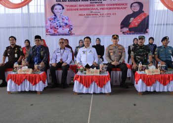 Kapolres Seruyan AKBP Beddy Suwendi, S.H., S.I.K., didampingi Ketua Bhayangkari Cabang Seruyan Ny. Putri Beddy menghadiri kegiatan Silaturahmi dan Seminar dalam rangka Peringatan Hari Kartini ke-147 Tahun 2026 yang digelar di Lapangan Tenis Indoor Kuala Pembuang, Rabu (29/4/2026) pagi.